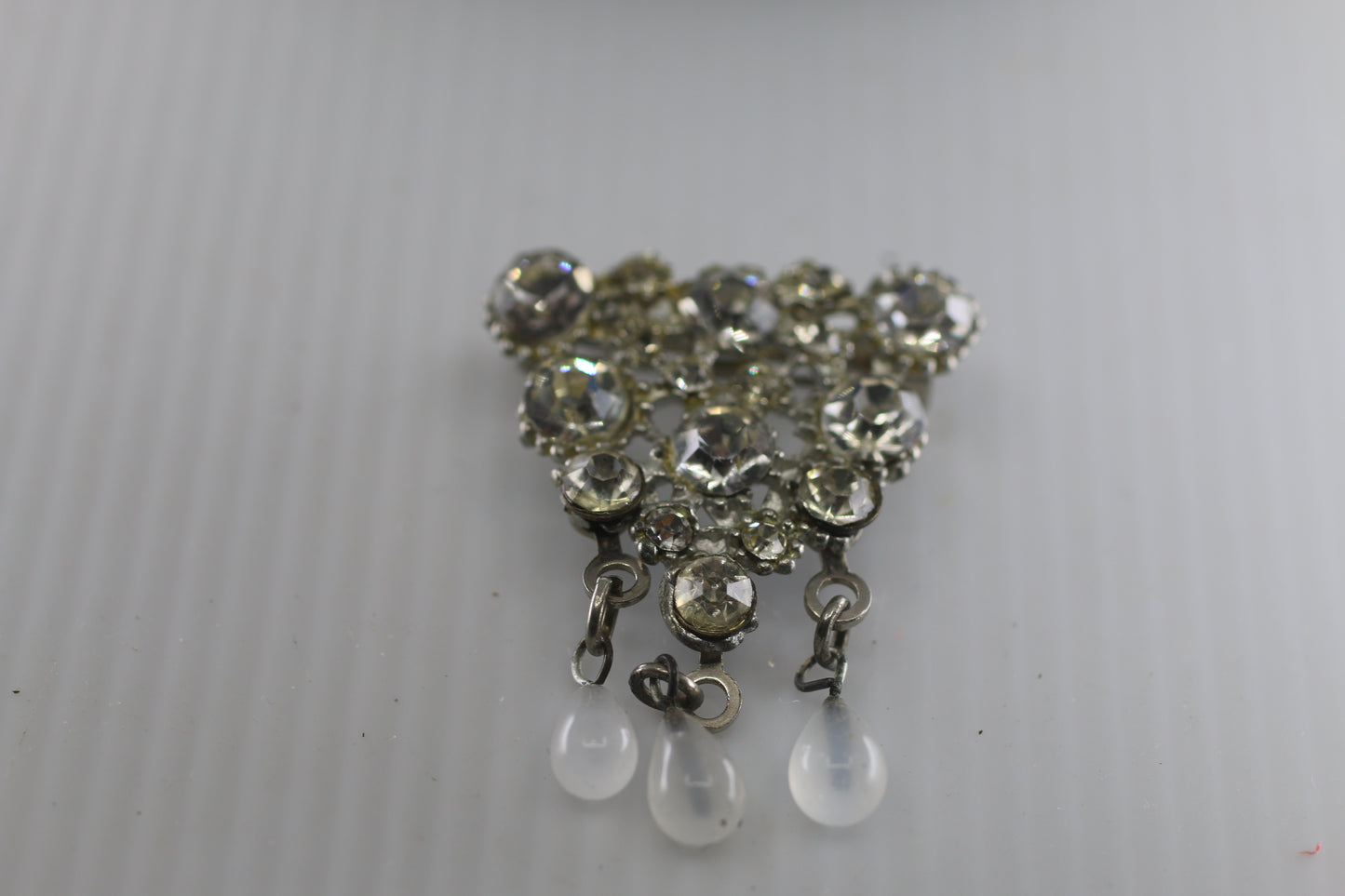 VINTAGE Crystal Brooch Pin with 3 faux perles diamond