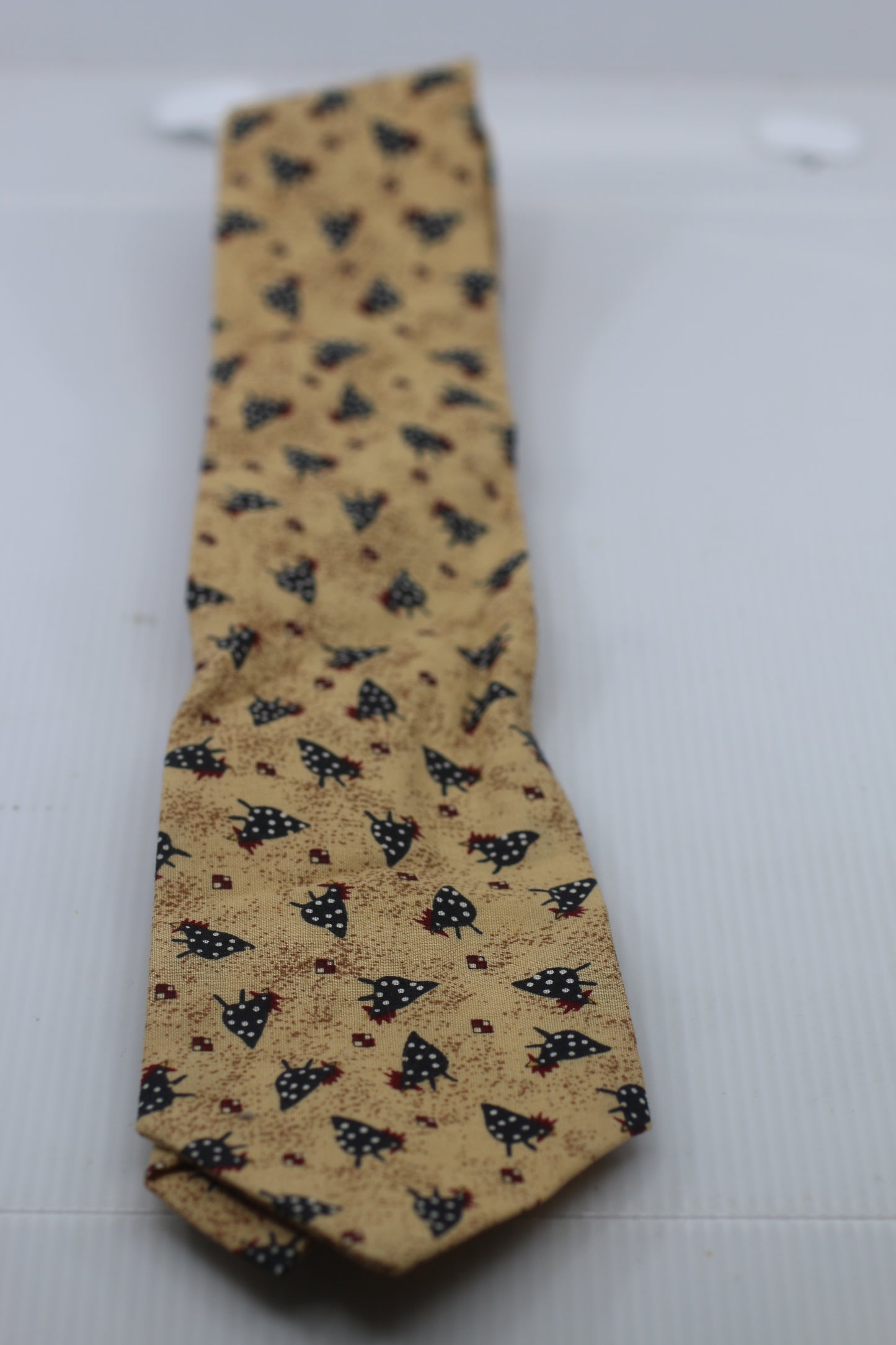 Tie Solitaire with rooster birds logo on a beige cloth