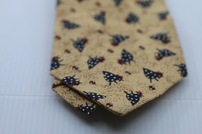 Tie Solitaire with rooster birds logo on a beige cloth