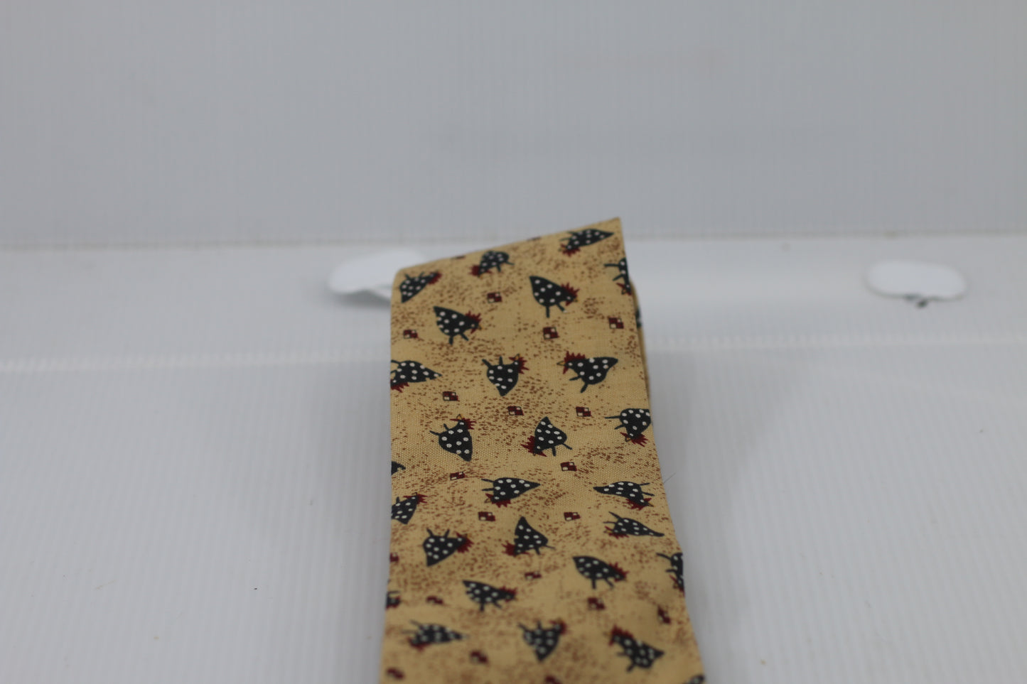 Tie Solitaire with rooster birds logo on a beige cloth