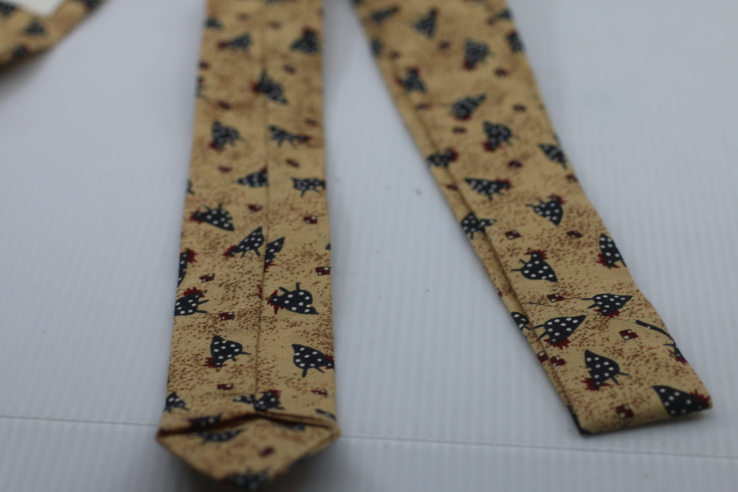 Tie Solitaire with rooster birds logo on a beige cloth