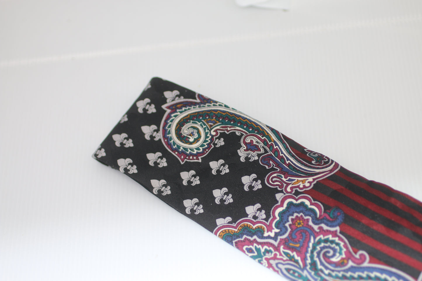 Gant all silk floral flowers logo tie slightly crumpled.