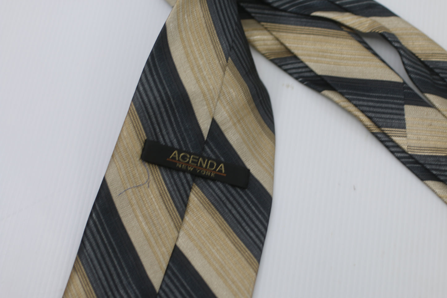 Agenda new york colored and ligned tie