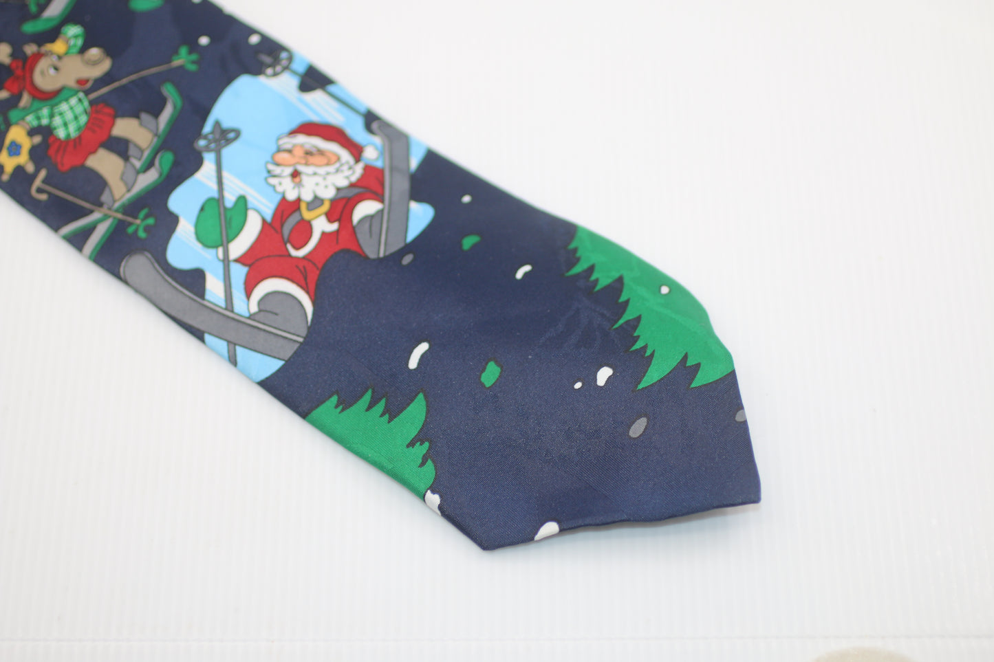 Van Heusen Christmas Santa Claus reindeer skiing tie motif