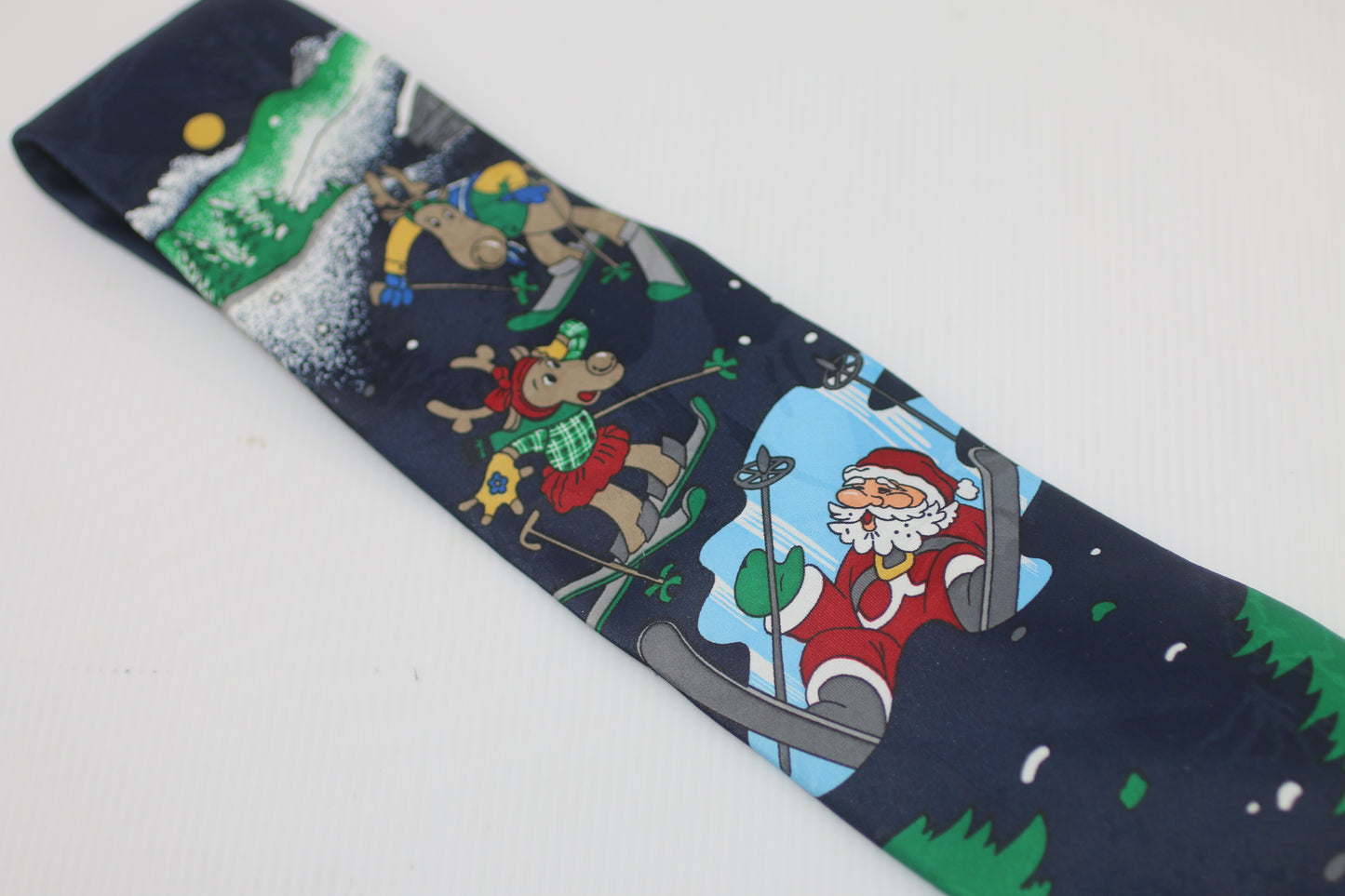 Van Heusen Christmas Santa Claus reindeer skiing tie motif