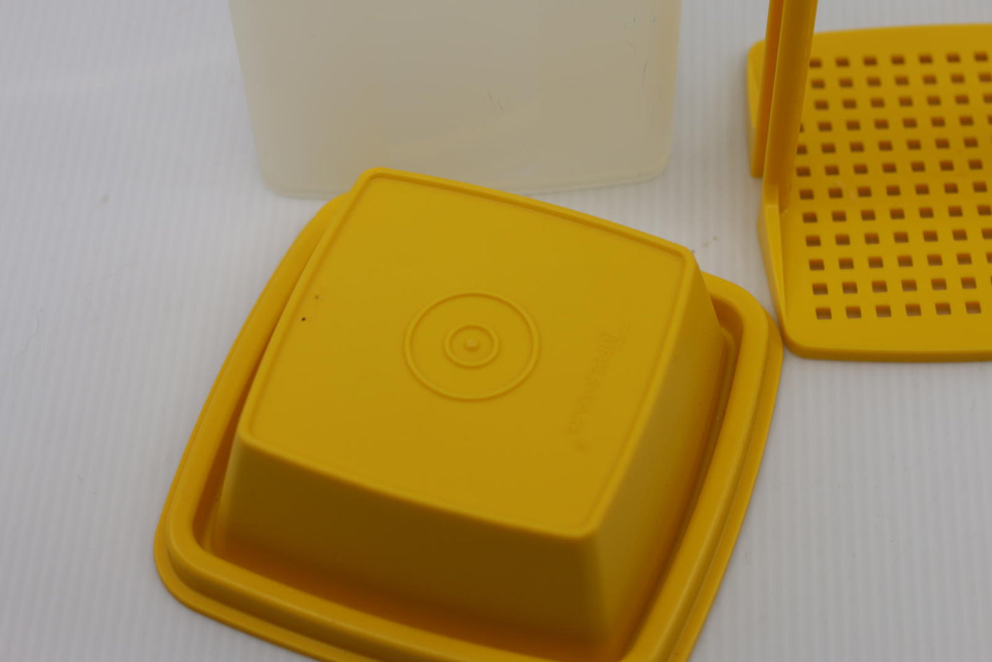 1970's Tupperware Pick-A-Deli Vintage Yellow / Clear - 1332-8 Pickle Elevator