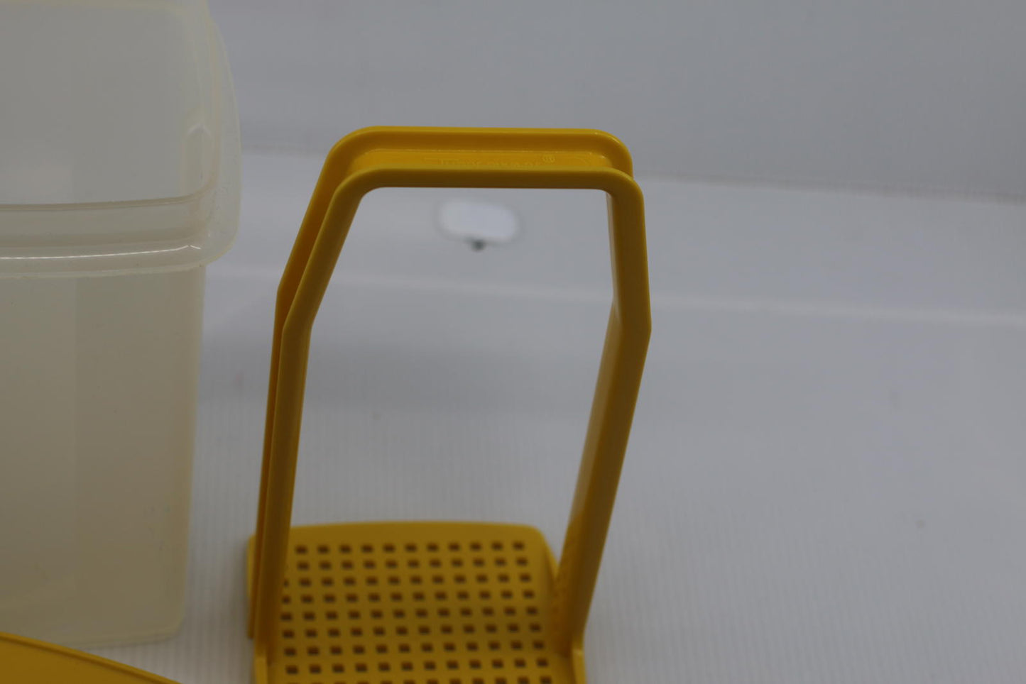 1970's Tupperware Pick-A-Deli Vintage Yellow / Clear - 1332-8 Pickle Elevator