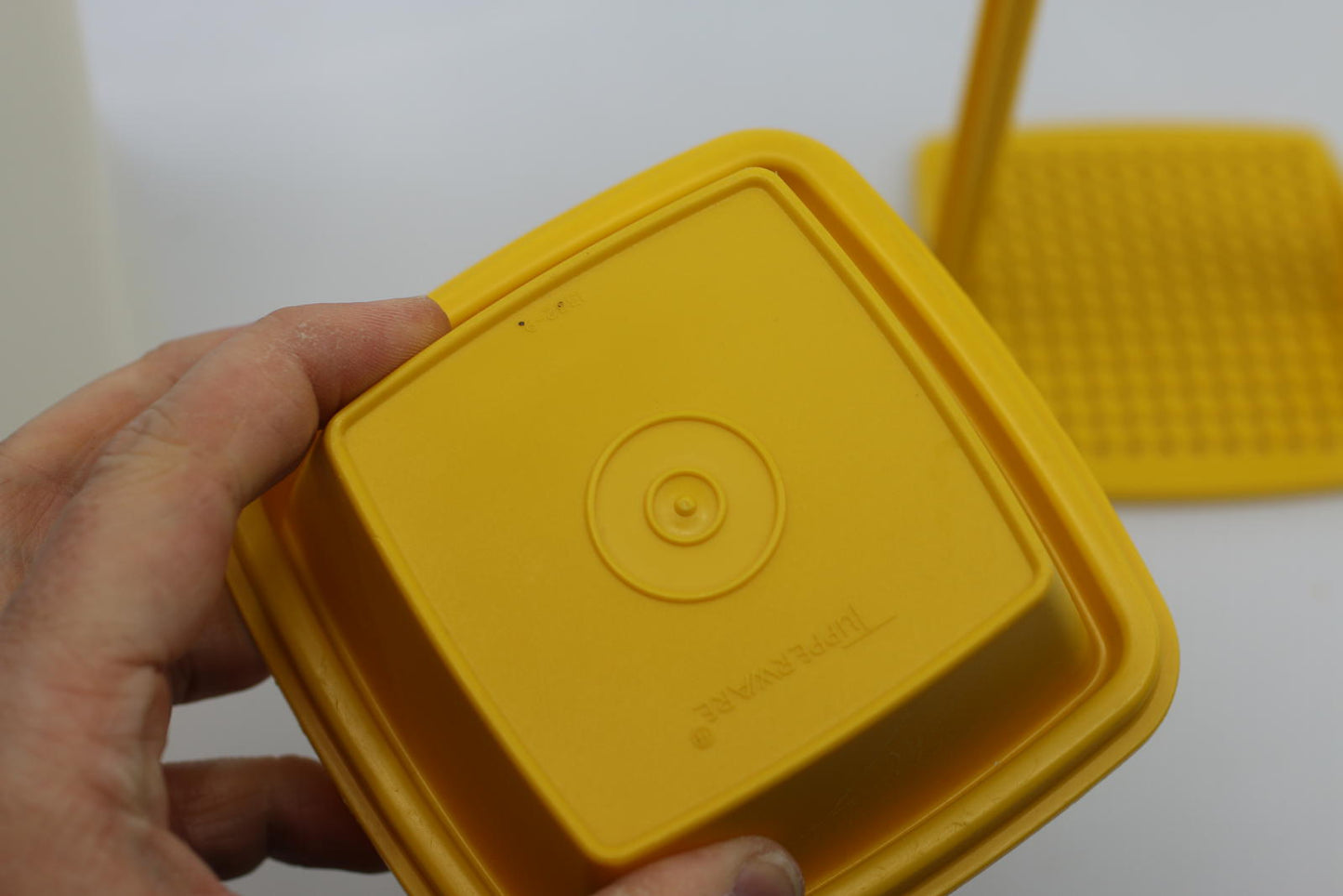 1970's Tupperware Pick-A-Deli Vintage Yellow / Clear - 1332-8 Pickle Elevator