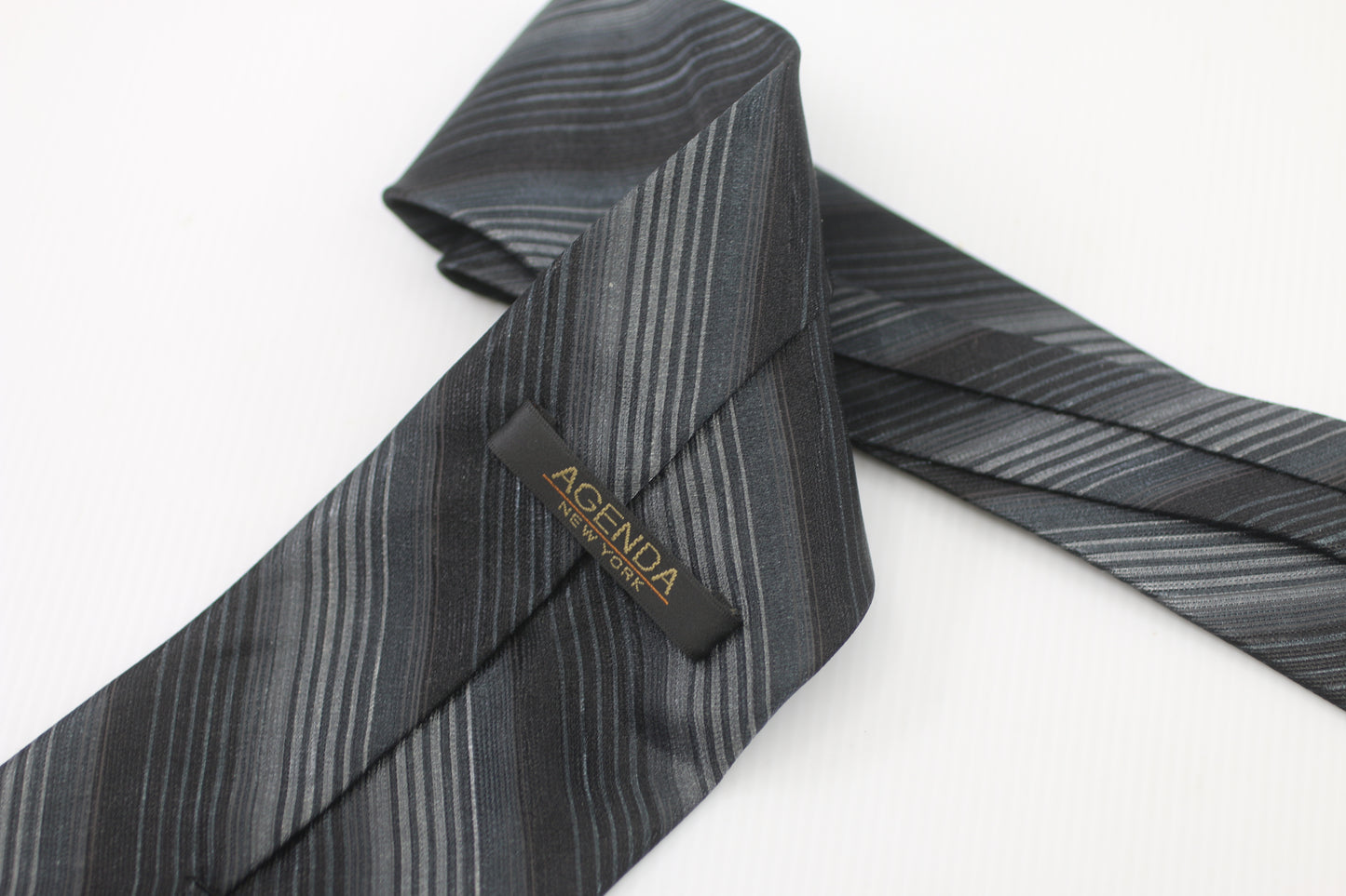 tIE Agenda New York Black, dark grey & grey  oblique line