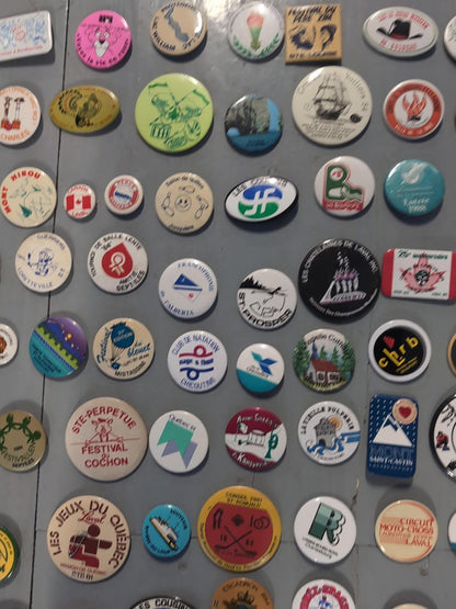 Gros lot de macarons vintage 125+ pièces Québec Sport Municipalités Canada Ville
