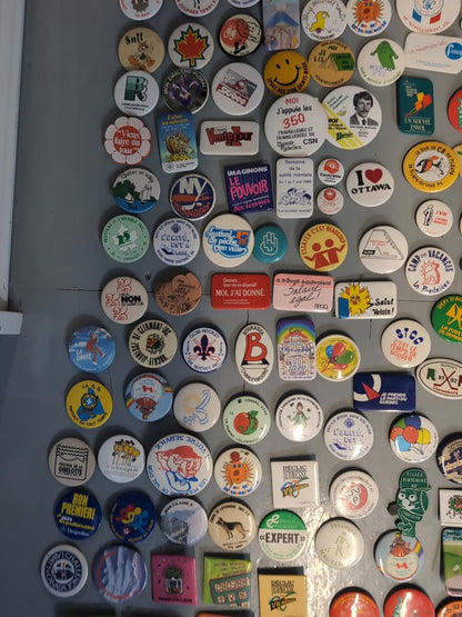 Gros lot de macarons vintage (250+ pièces) Politique, événements, causes sociale