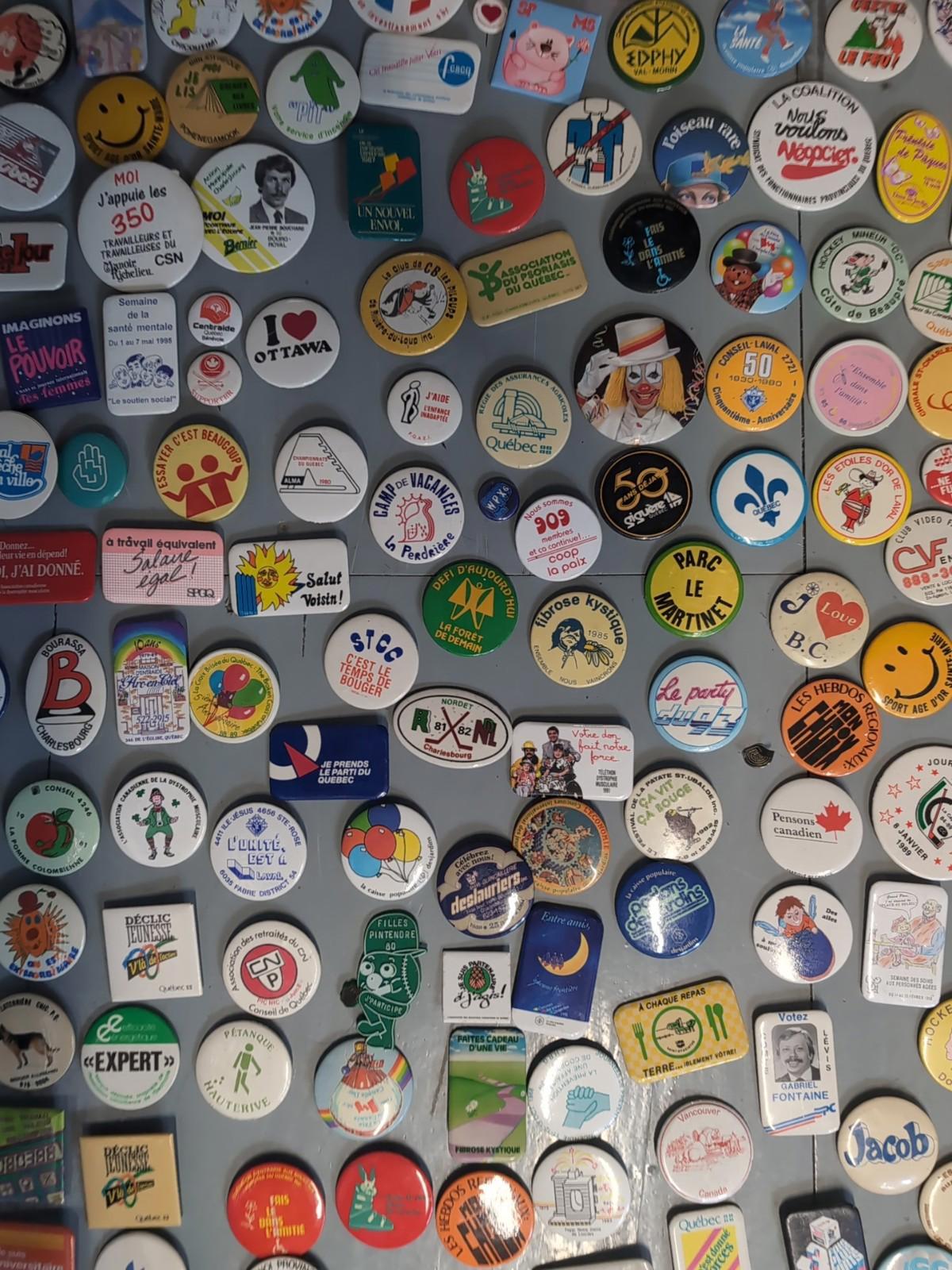 Gros lot de macarons vintage (250+ pièces) Politique, événements, causes sociale