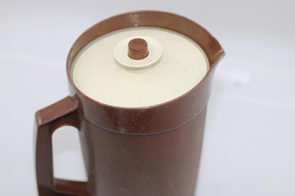 Vintage push button lid Tupperware 2 quart pitcher 1/2 Gallon brown #1 800-8