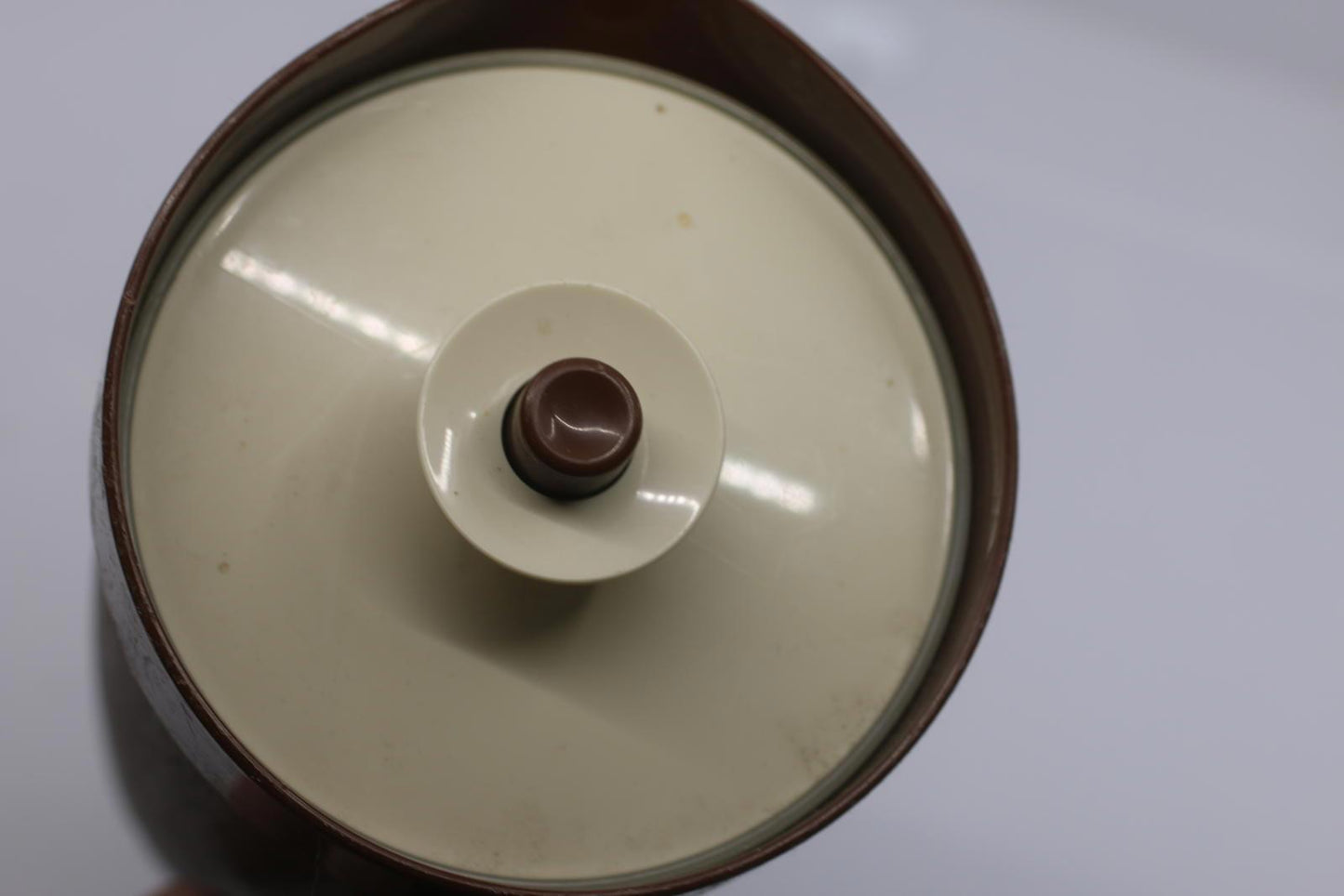 Vintage push button lid Tupperware 2 quart pitcher 1/2 Gallon brown #1 800-8