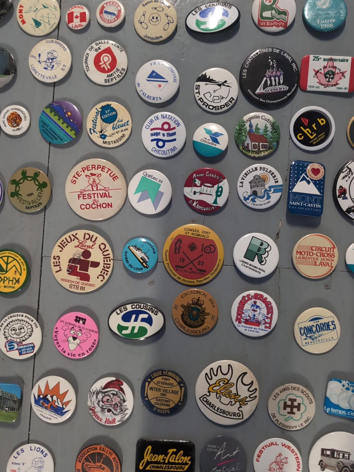 Gros lot de macarons vintage 125+ pièces Québec Sport Municipalités Canada Ville