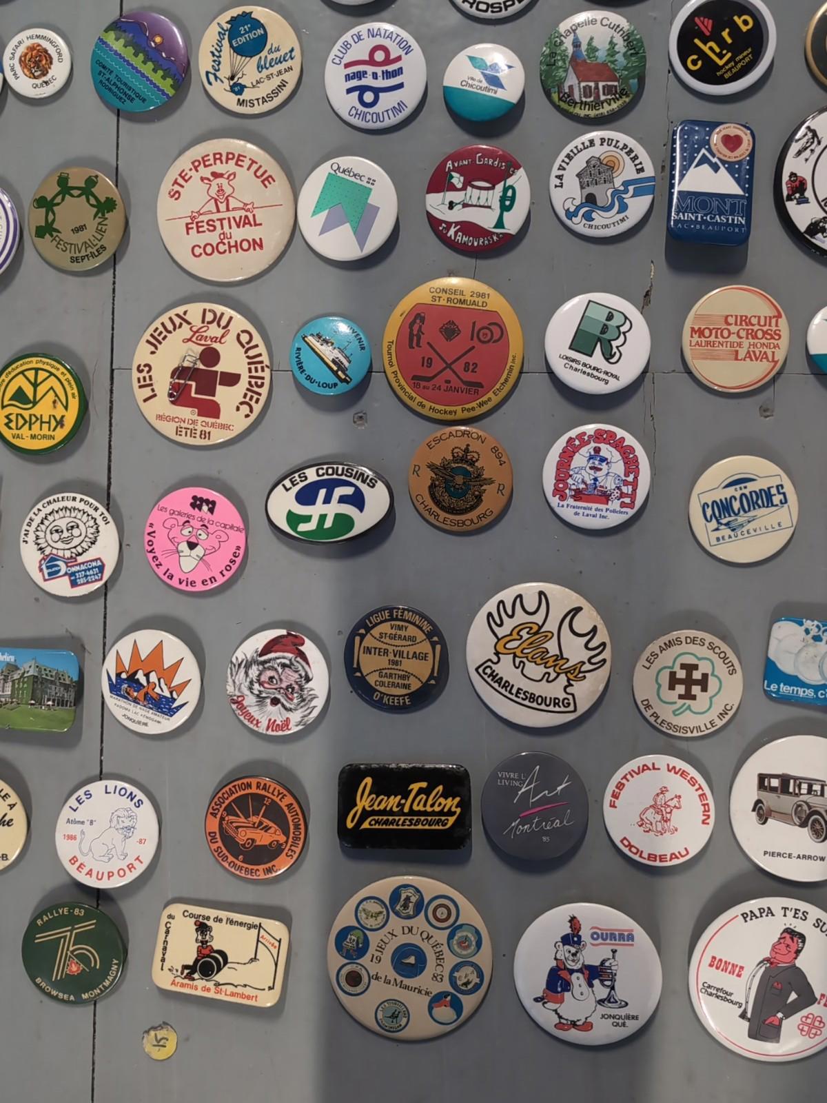 Gros lot de macarons vintage 125+ pièces Québec Sport Municipalités Canada Ville