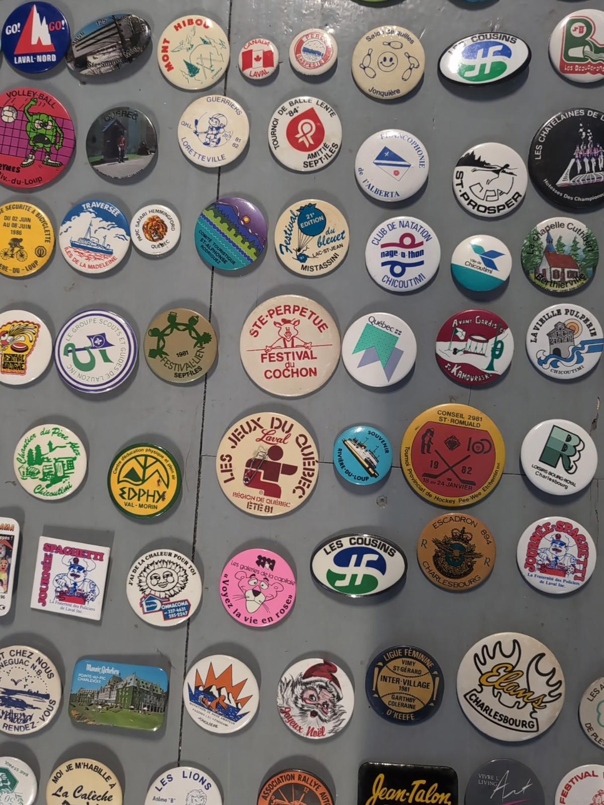 Gros lot de macarons vintage 125+ pièces Québec Sport Municipalités Canada Ville