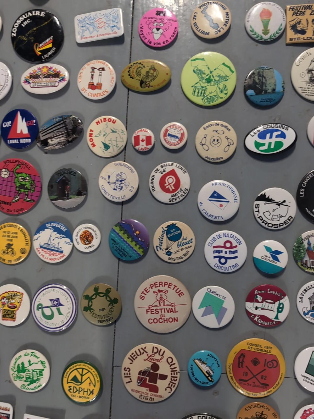 Gros lot de macarons vintage 125+ pièces Québec Sport Municipalités Canada Ville