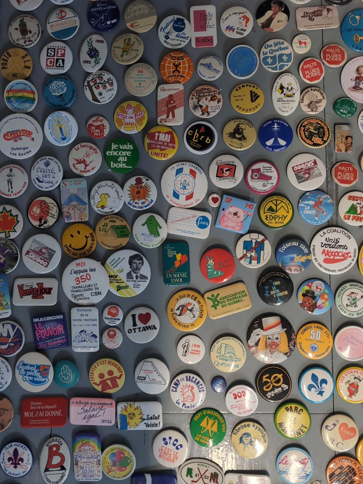 Gros lot de macarons vintage (250+ pièces) Politique, événements, causes sociale