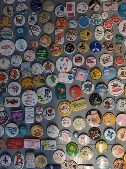 Gros lot de macarons vintage (250+ pièces) Politique, événements, causes sociale