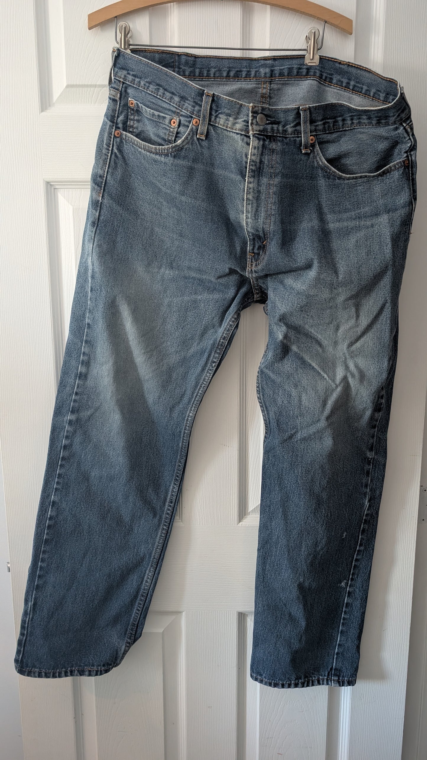 Levi’s 505 5-Pocket Blue Jeans Men’s 38x32 | Classic Fit | Distressed Leather Patch