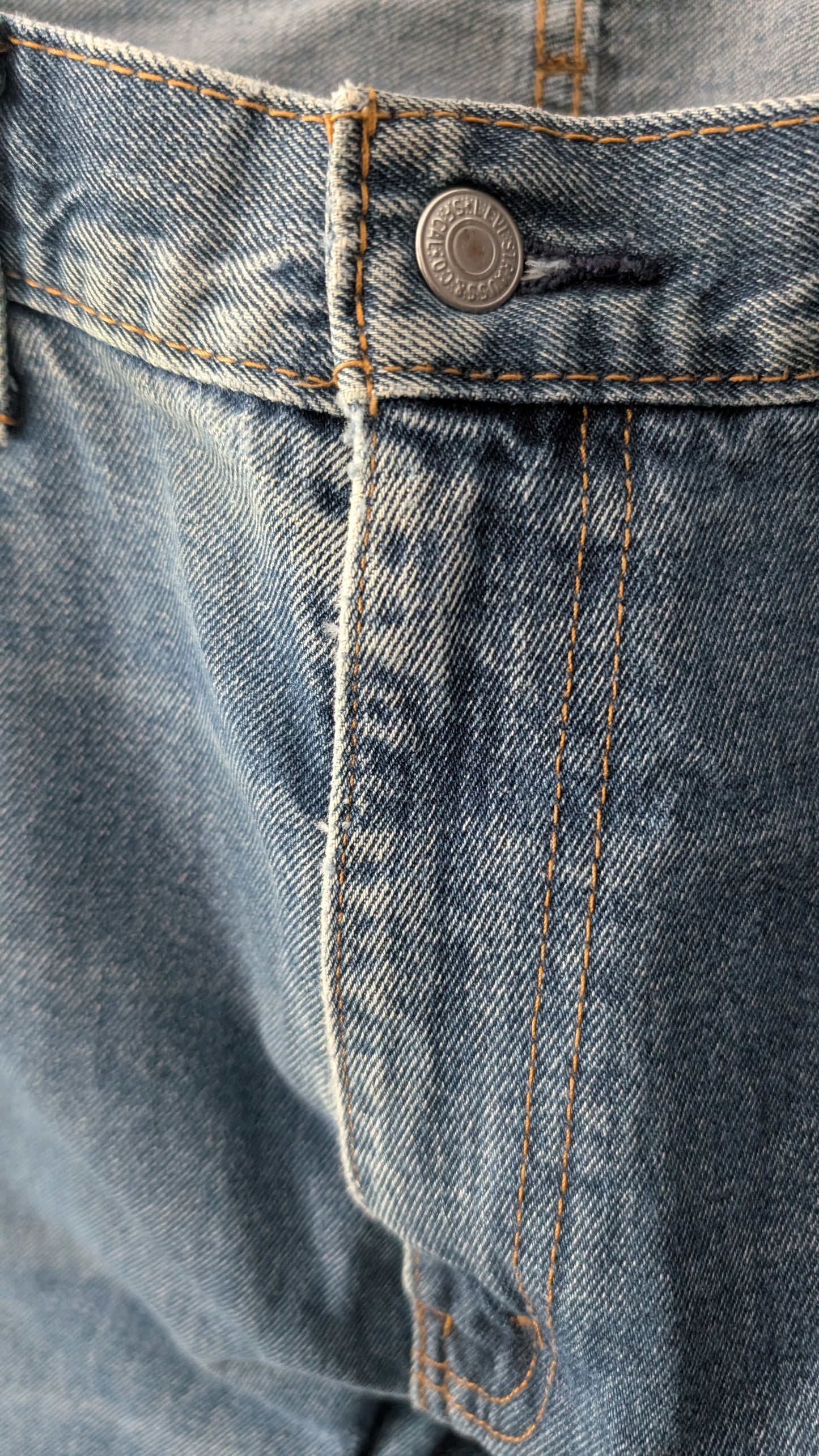 Levi’s 505 5-Pocket Blue Jeans Men’s 38x32 | Classic Fit | Distressed Leather Patch