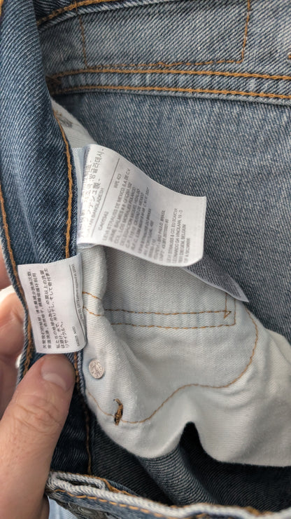 Levi’s 505 5-Pocket Blue Jeans Men’s 38x32 | Classic Fit | Distressed Leather Patch