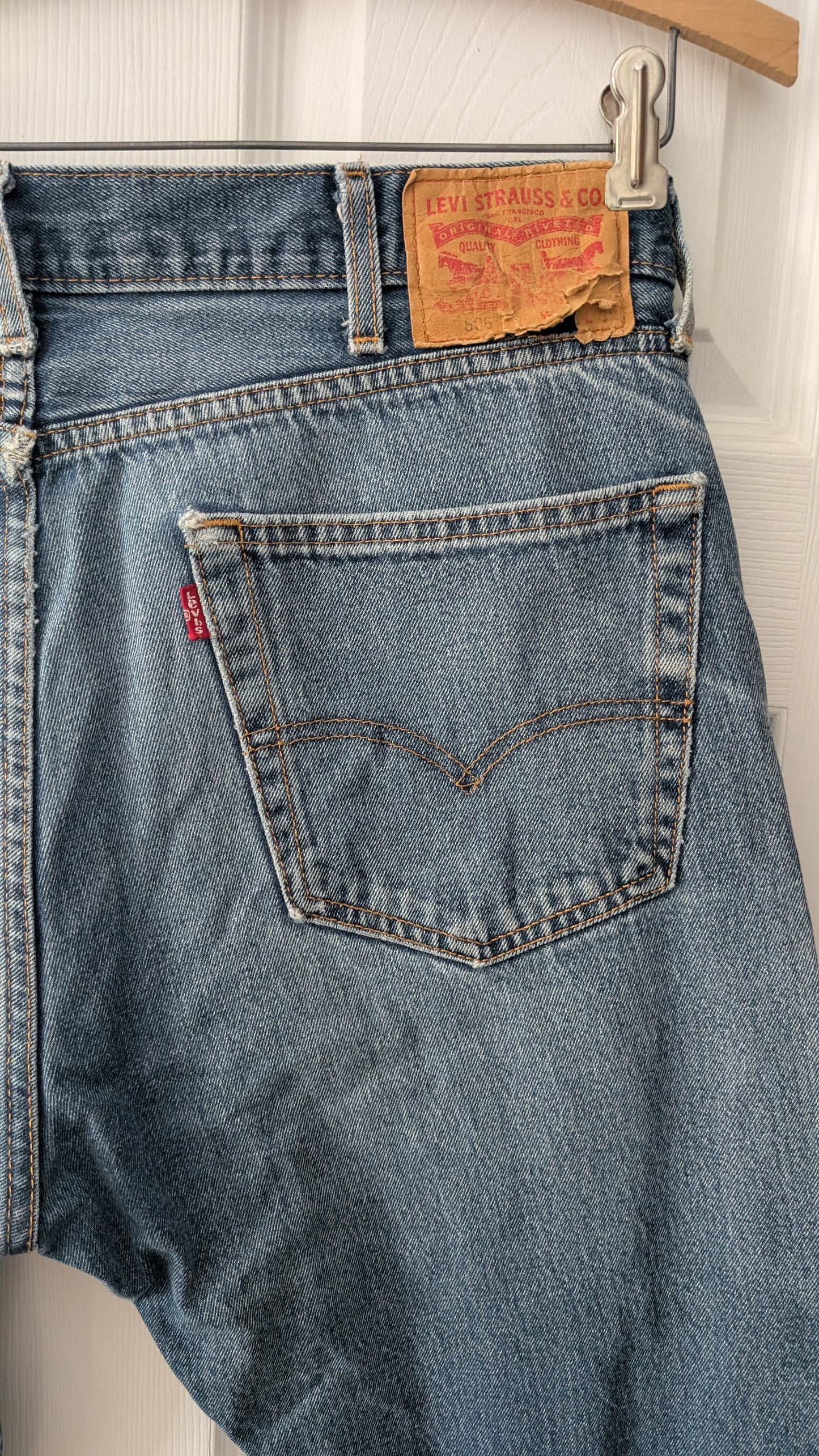 Levi’s 505 5-Pocket Blue Jeans Men’s 38x32 | Classic Fit | Distressed Leather Patch