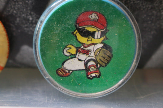 Vintage Macaron Pinback Québec Bird Playing Baseball Softball Green Button Plast