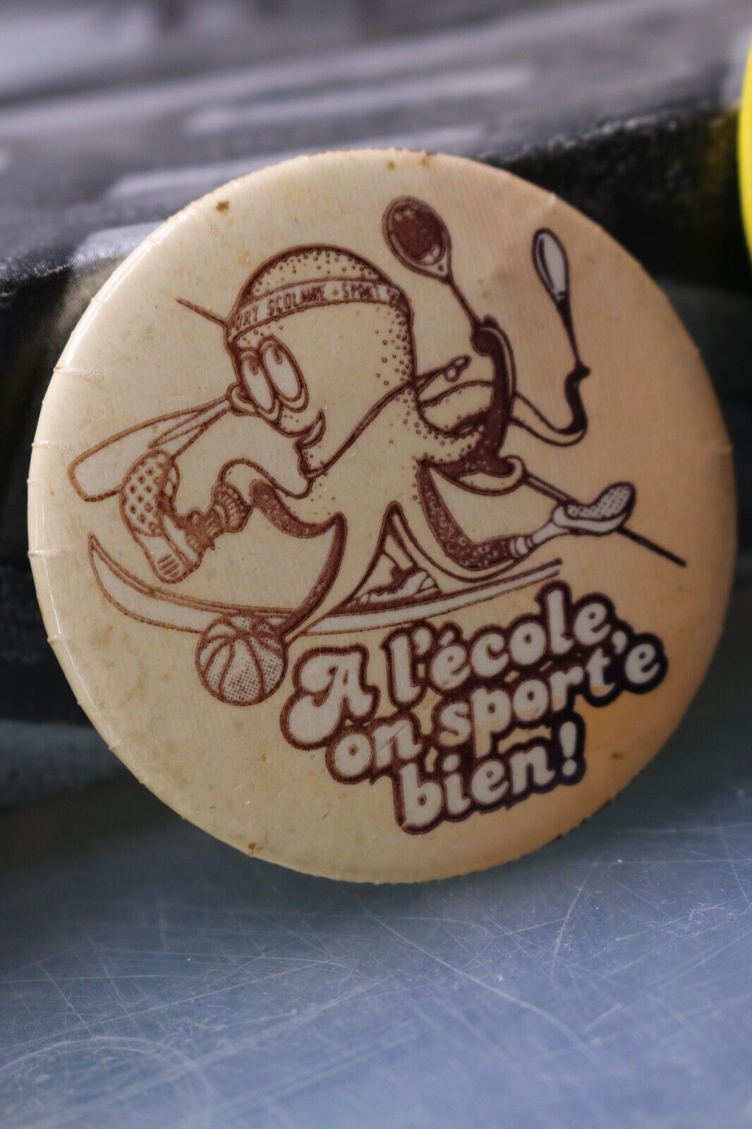 Vintage Macaron Pinback Québec A L'École On Sporte Bien! Octopussy Sports School