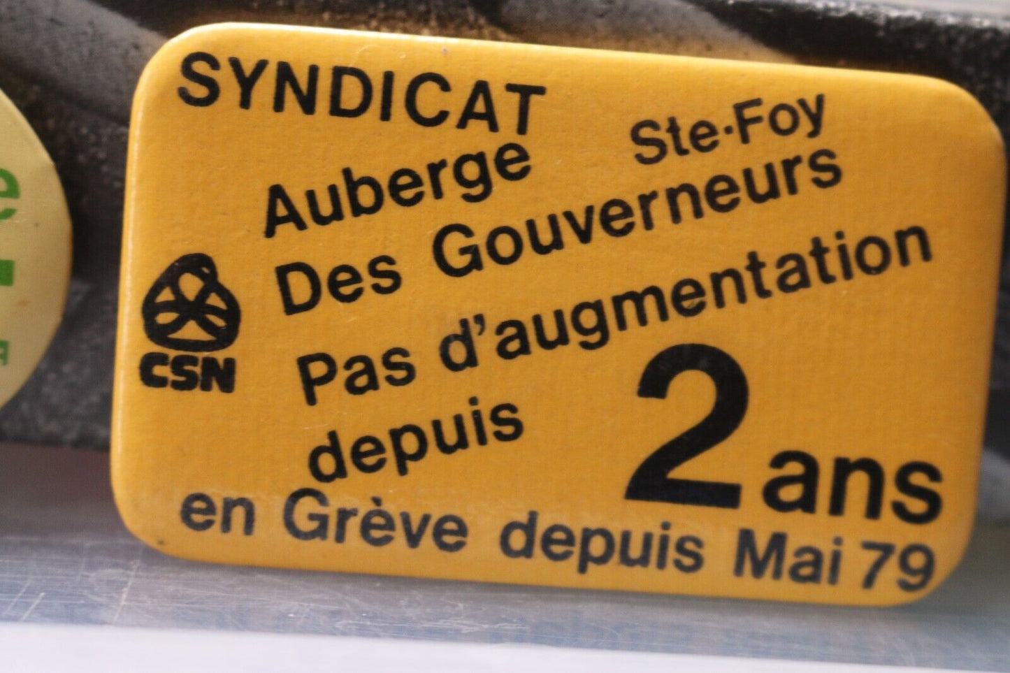 Vintage Macaron Pinback Québec Syndicat Auberge Des Gouverneurs Csn En Grève1979