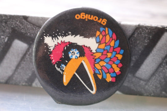 Vintage Macaron Pinback Québec Gronigo Canada Bird Black Buttom Colored Picture