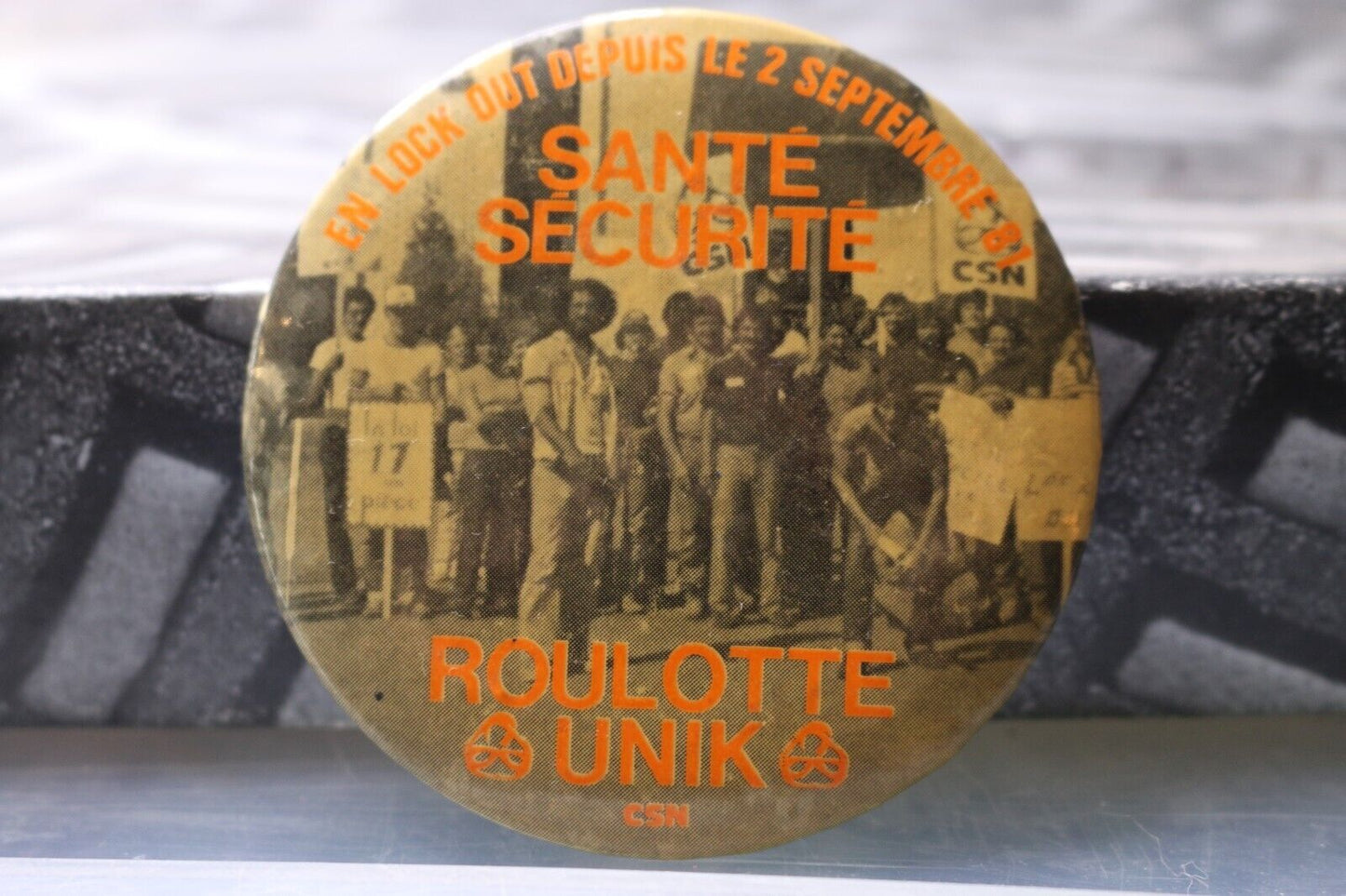 En Lock Out Depuis Le 2 Septembre 1981 Roulotte Unik Csn Pinback Macaron Vintage