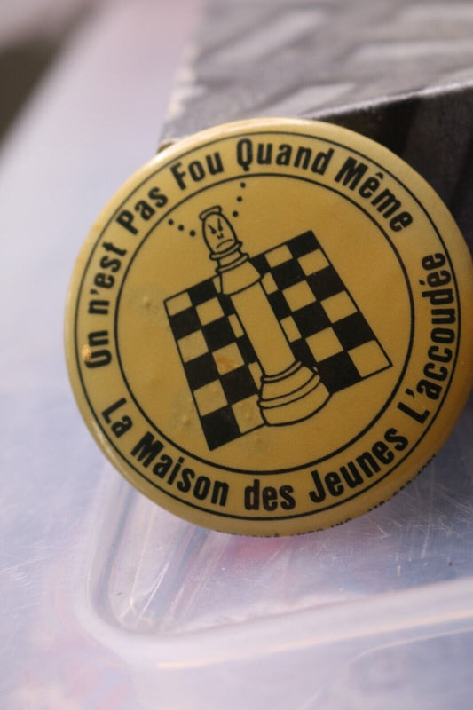 Vintage Macaron Pinback Québec Pas Fou Maison Des Jeunes Checkers Child'S House
