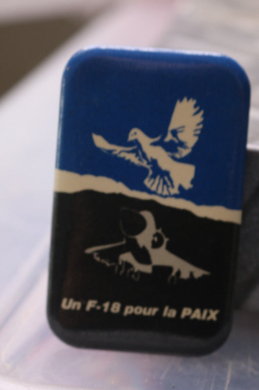 Vintage Macaron Pinback Québec Un F-18 Pour La Paix Canada Bird Peace