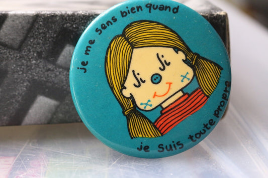 Vintage Macaron Pinback Québec Jemesensbienquandje Suis Toute Propre Girl Fille