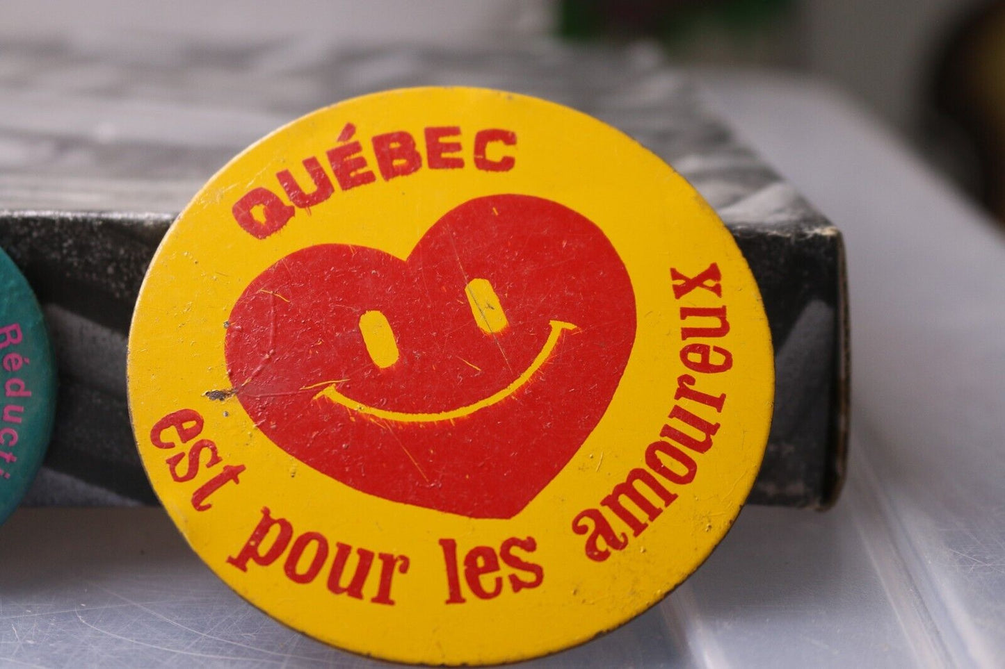 Vintage Macaron Pinback Québec Est Pour Les Amoureux Red Heart Coeur Smiley