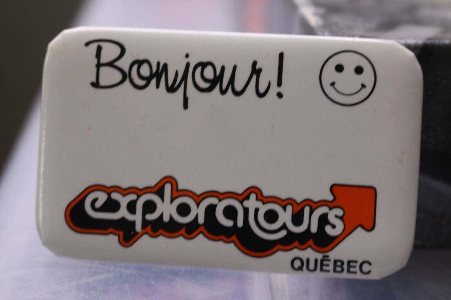 Vintage Macaron Pinback Québec Bonjour! Exploratours Smiley Souriant