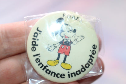 J'Aide L'Enfance Inadaptée F.Q.A.E.I. Mickey Mouse Pin Macaron Québec Vintage Qc