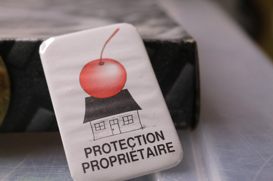 Vintage Macaron Pinback Québec Buttom Protection Propriétaire Cerise House
