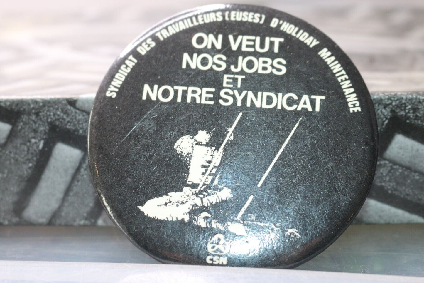 Lock Out Syndicat Des Travailleurs[Euses]D'Holiday Maintenance Nos Jobs Pinback