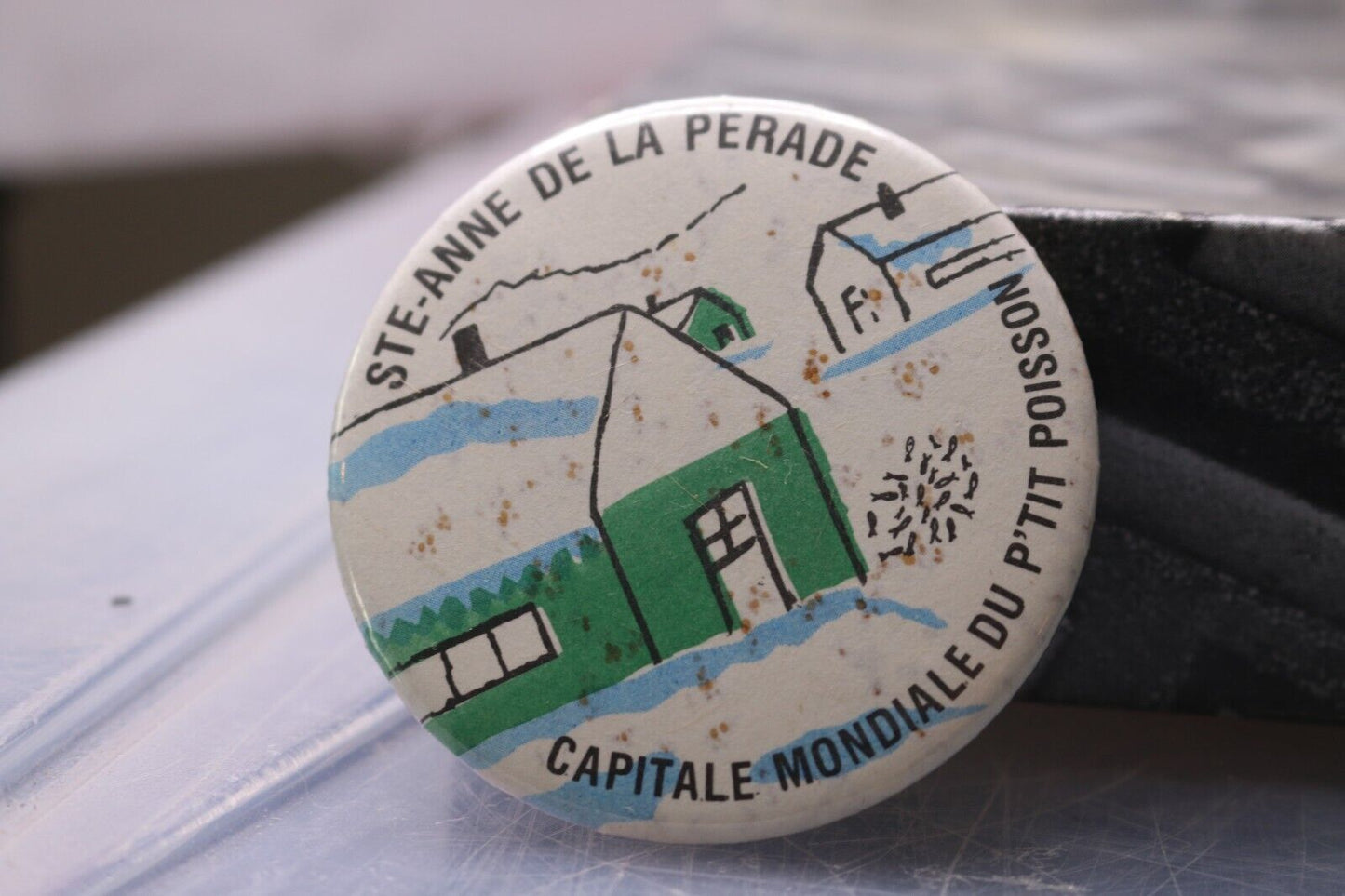 Vintage Macaron Pinback Québec Ste-Anne De La Perade Capitale Mondiale Poisson
