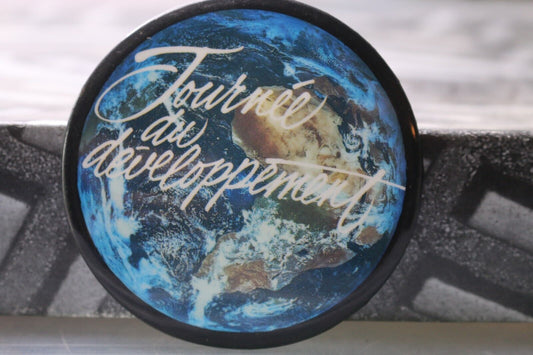 Macaron Pinback Vintage Journée Du Développement Black Border Rare Earth Africa