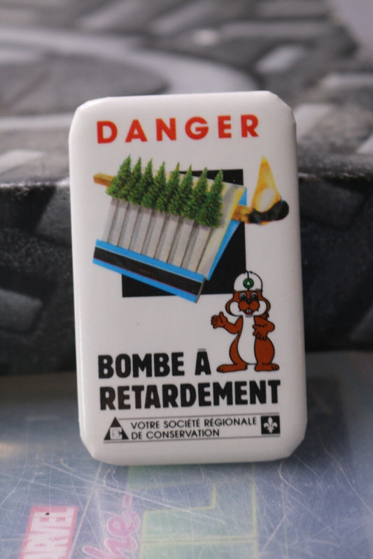 Vintage Macaron Pinback Québec Danger Bombe À Retardement Feu De Forest