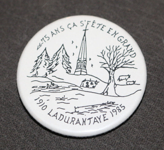 75Ans Ça S'Fête En Grand 1910 Ladurantaye 1985 Québec Buttons Pin Back Macaron