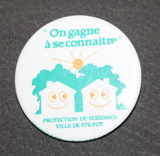 On Gagne À Se Connaître Protection Voisinage Québec Buttons Pin Back Macaron