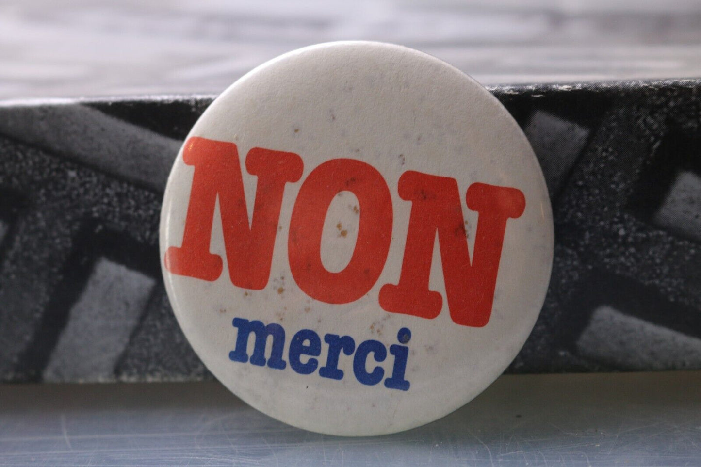 Macaron Pinback Vintage Years Of No Thanks L'Année Du Non Merci White Buttom