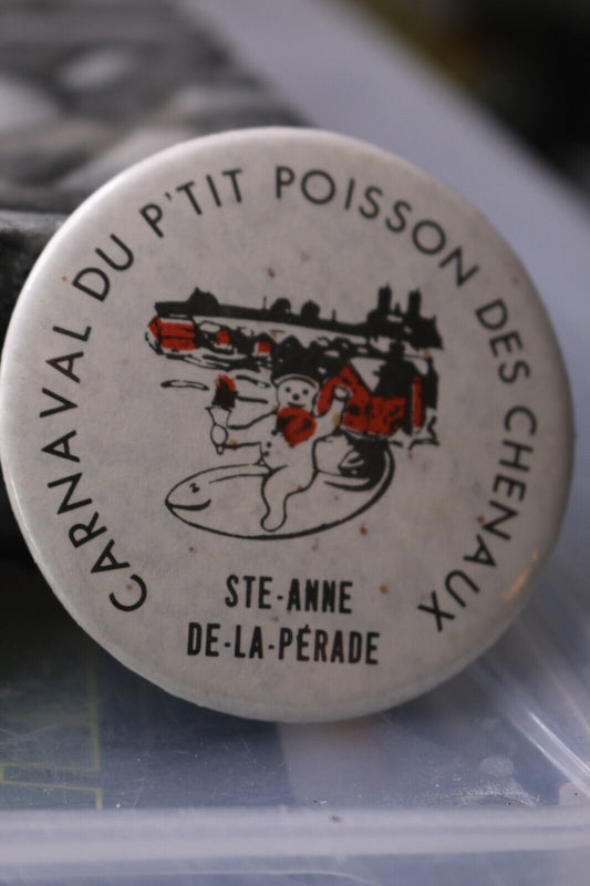 Vintage Macaron Pinback Québec Carnaval Du P'Tit Poisson Des Chenaux