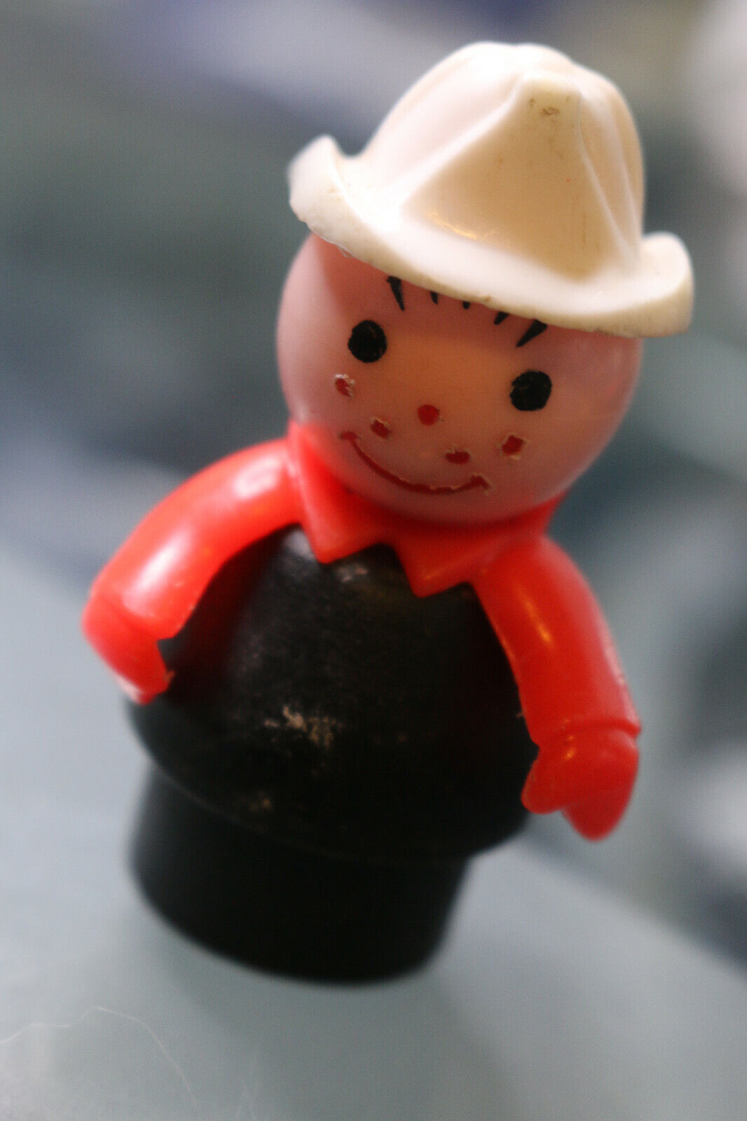 Fisher Price Little People Vintage Fireman Fire Man Chief Red Arms Variant Figur