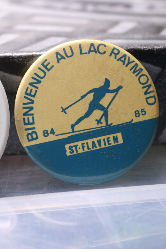 Vintage Macaron Pinback Québec Bienvenue Au Lac Raymond 1985 St-Flavien Skiing